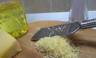 Rasp harde kaas en strooi er dumplings mee.