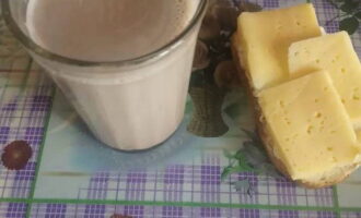 Turnați cu grijă cacao în pahare și serviți. Simțiți gustul copilăriei! Bucurați-vă!
