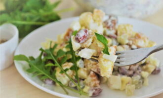 Ang isang maliwanag na salad na may mga de-latang beans at crouton ay handa na. Ihain sa mesa, pinalamutian ng mga gulay!