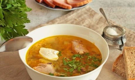 Rassolnik กับไก่ ข้าวบาร์เลย์มุก และแตงกวา
