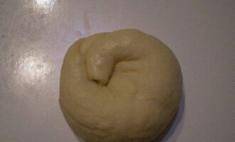 Răsucim semifabricatele în formă de chifle îngrijite.
