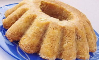 Mannik amb pomes sobre kefir al forn està llest. Serviu a taula!