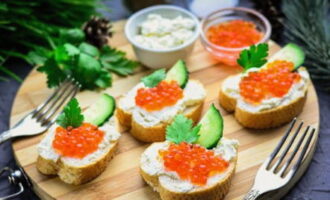 Sau invitați oaspeți și serviți un răsfăț delicios! Poftă bună!