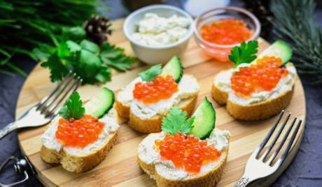 Sandvișuri cu caviar roșu