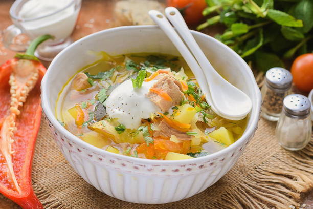 Sopa de col fresca amb carn de porc