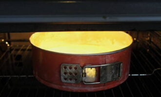 Itakda ang sensor ng temperatura sa 180 degrees. Ilagay ang kawali na may masa sa oven. Ihurno ang sponge cake sa loob ng 30 minuto, pagkatapos ay suriin kung tapos na gamit ang isang kahoy na tuhog o toothpick. Dagdagan ang oras ng pagluluto kung kinakailangan.