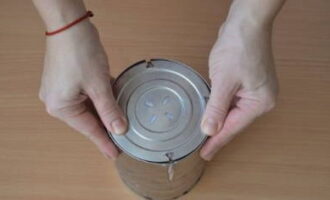 Legați strâns marginea liberă și fixați capacul.