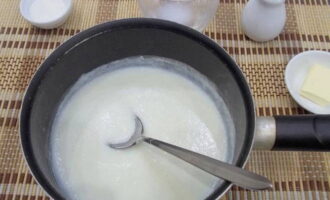 Sau thời gian quy định, lấy chảo ra khỏi bếp.