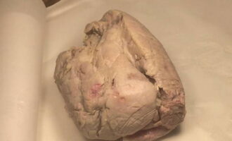 Efter ett tag, ta bort köttprodukten från köksapparaten, överför den till matlagningspapper och ställ den i kylen i 12 timmar.