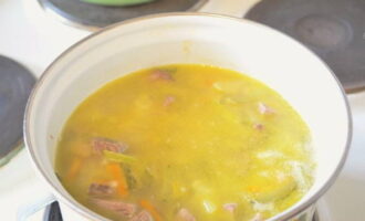 Aboqui l'escabetx de cogombre a la preparació. Coure uns 10 minuts, després afegiu-hi sal i pebre.