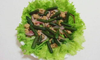 Ilagay ang susunod na layer ng pinakuluang beans.