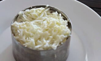Đặt lớp lòng trắng trứng bào cuối cùng không có sốt mayonnaise.
