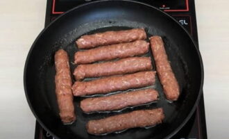 Värm en blandning av vegetabilisk olja och smör på hög värme i en stekpanna. Överför all cevapchichi i het olja och höj omedelbart värmen till måttlig.