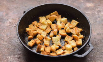 Alisin ang browned crackers mula sa oven.