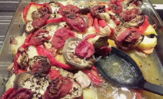 Passat el temps de cocció, apagueu el foc i barregeu-ho tot amb cura amb una cullera. Khashlama de porc cuit en un calder als fogons, deixeu-ho reposar durant 15 minuts i després serviu-lo per dinar, espolvoreat amb coriandre verd picat finament. Bona gana!