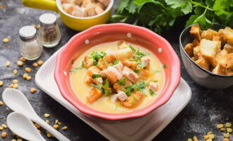 Ibuhos ang pureed pea soup na inihanda ayon sa klasikong recipe sa mga mangkok at ilagay ang mga crouton at pritong bacon sa bawat mangkok, palamutihan ng mga damo at ihain ang ulam. Bon appetit!