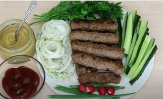 Biff cevapchichi, servera i portioner, tillsätt picklad lök och färska grönsaker, och rätten kan serveras till lunch. Smaklig måltid!