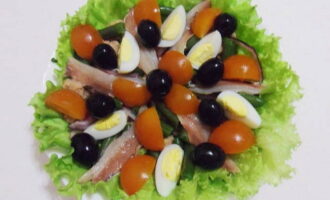 Sa ibabaw ng mga ito pantay na ilagay ang quartered cherry tomatoes at olives.