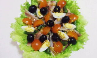 Ibuhos ang masaganang aromatic dressing sa lahat ng sangkap ng salad.
