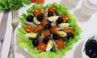 Ang salad Niçoise na inihanda ayon sa klasikong recipe ng Pranses ay maaaring ihain sa mesa. Bon appetit!