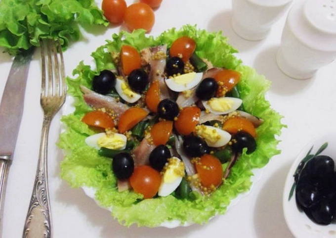 Klasikong Niçoise salad na may tuna