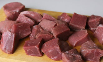 Decongelați și clătiți bine bucata de carne de vită sub apă, apoi tăiați-o în cuburi mici.