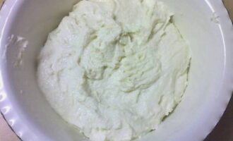 Aboqueu un got de sèmola en un bol per amassar la massa, aboqueu-hi el kefir de qualsevol contingut de greix, barregeu i deixeu-ho durant 30 minuts perquè la sèmola s'infli.