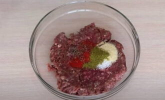 Tillsätt salt och kryddor som anges i receptet till köttfärsen och blanda allt väl.