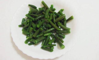 Pakuluan ang mga berdeng beans na pinutol sa loob ng 3 minuto sa tubig na may idinagdag na asin at agad na banlawan sa isang colander na may malamig na tubig upang manatiling nababanat at hindi mawalan ng kulay.