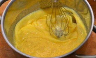 Trenqueu tres ous de gallina en un altre bol o bol de la batedora, afegiu-hi el sucre i bateu fins que quedi esponjós i homogeni.