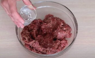 Häll sedan kolsyrat mineralvatten i köttfärsen och knåda den ordentligt med händerna i 10 minuter och vispa den flera gånger tills den blir fluffig och trögflytande. Mineralvatten kommer att mjuka upp nötköttet väl och avslöja aromen av kryddor.