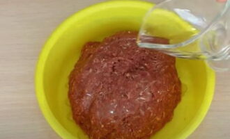 Rulla det knådade köttfärsen till en boll, häll i vegetabilisk olja, täck med film och lägg i kylen i en timme.