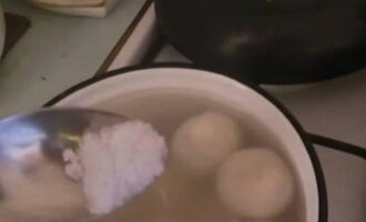 Thêm nửa thìa muối vào khinkali và khuấy lại. Đặt bộ hẹn giờ thành 10 phút, vặn lửa ở mức trung bình và nấu khinkali mà không cần đậy nắp chảo.