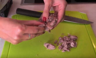 Amíg a leves fő, meghámozzuk és megmossuk a zöldségeket.A húst válasszuk el a csontoktól és vágjuk apró darabokra.