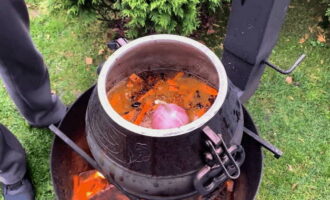 Doe vervolgens de gehakte wortels, een kop ongeschilde knoflook en een peul hete peper in de ketel. Bestrooi alles met zout en pilafkruiden naar jouw smaak. Giet 2-3 glazen schoon water in de ketel, sluit het deksel en kook deze ingrediënten, dat wil zeggen zirvak, gedurende 15 minuten.