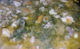 Cuini el pollastre a foc lent durant 10-15 minuts. Espolvoreu el plat acabat amb herbes seques i deixeu-lo reposar una mica.