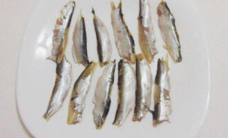 Maghanda ng bagoong, ngunit maaari itong palitan ng iba pang maliliit, maanghang na inasnan na isda. Linisin ang isda at i-fillet ito.