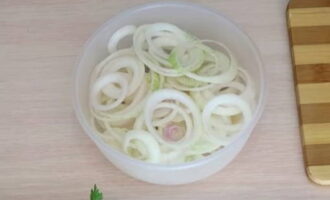 Under denna tid, förbered löken. Skär den skalade löken i tunna ringar och lägg i en separat skål.