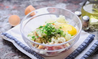 Hương vị của cốt lết sẽ được cải thiện nhờ các loại thảo mộc thái nhỏ, chẳng hạn như thì là.