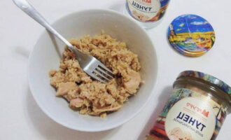 Ilipat ang de-latang tuna mula sa garapon sa isang mangkok at i-mash ito sa maliliit na piraso gamit ang isang tinidor.