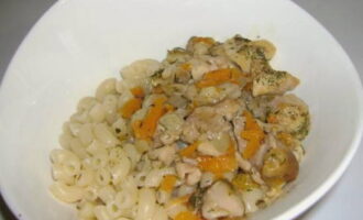 Col·loqueu el pollastre guisat en una paella amb ceba i pastanaga als plats, afegiu-hi qualsevol guarnició, aboqueu-hi la salsa i el plat es pot servir a taula. Bona gana!