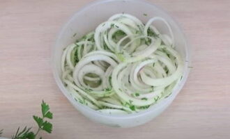 Tillsätt salt och socker i löken, tillsätt finhackad dill, tillsätt vinäger och kokt vatten, rör om och låt marinera i 15 minuter.