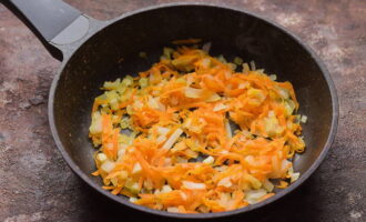 Init ang langis ng gulay sa isang kawali at iprito muna ang sibuyas, pagkatapos ay idagdag ang gadgad na karot at iprito hanggang malambot. Agad na ilipat ang inihaw sa sopas.