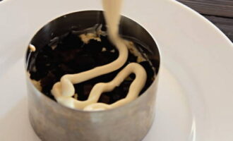 Đặt lớp mận tiếp theo bằng lưới mayonnaise.