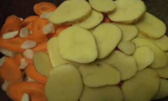 Talleu les patates pelades en cercles i col·loqueu-les a la següent capa. Espolvorear les patates amb sal.