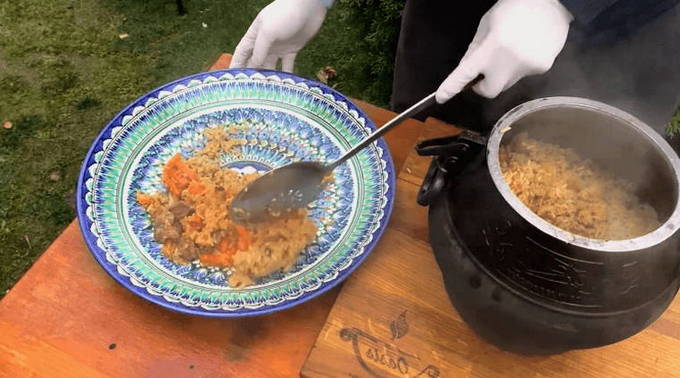 Pilaf in brand in een ketel