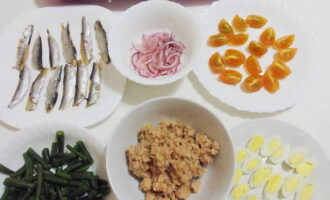 Mayroon kang lahat ng mga sangkap para sa Niçoise salad na inihanda.