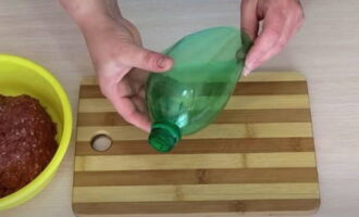 Efter en timme kan du börja forma cevapchichi. Detta görs bekvämt med en köttkvarn med korvtillbehör. Om den inte är där, klipp då plastflaskan och ta delen med nacken.