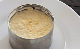 Làm mịn sốt mayonnaise trên phô mai.
