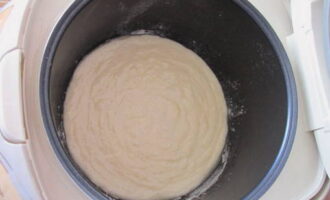 Aboqueu la massa amasada al bol i repartiu-la en una capa uniforme. Ingredients addicionals, si decidiu afegir-los, repartiu-los uniformement per la massa. Tanqueu la tapa i activeu el programa Baking per al temps predeterminat, que en el model de Redmond és d'1 hora.Al final del programa, deixeu refredar el mannà al forn en un multicooker amb kefir, retireu-lo amb cura del bol, gireu-lo en un plat i serviu-lo amb el te. Una cocció feliç i deliciosa!